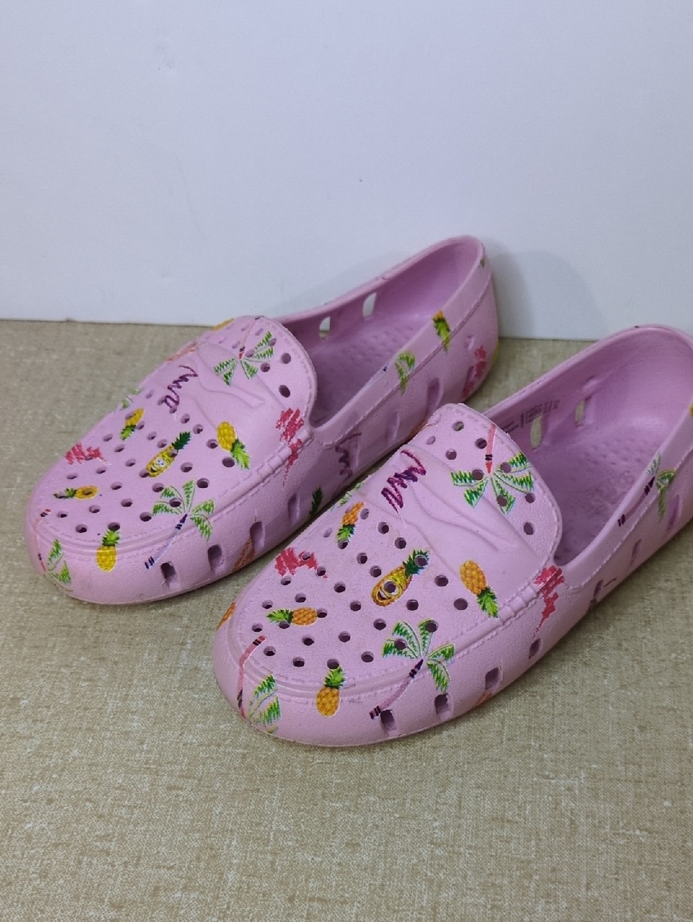 Kids Pink Pineapple Print Slip-On Water Shoes Size 9 Summer Beach Vacation